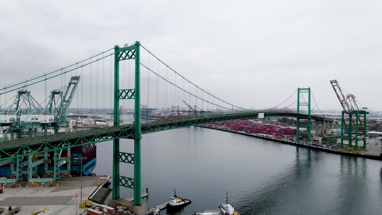 vista aérea del tráfico en el puente vincent thomas, en cloudy los angeles, estados unidos