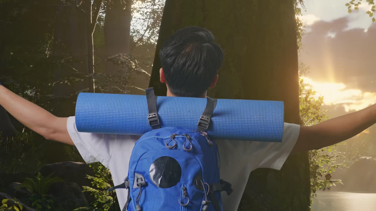 해가 뜨면 숲에서 산책하는 남자