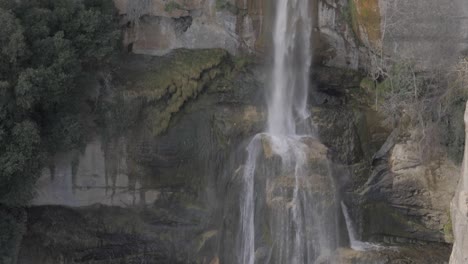 Salpicaduras-De-Agua-En-Una-Gran-Cascada-En-España