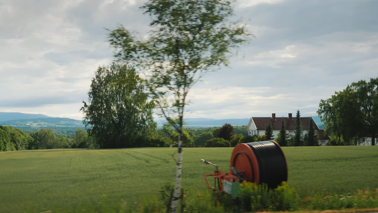 Smukt landskab i det landlige Norge. Udsigt fra busvinduet. 4K video.