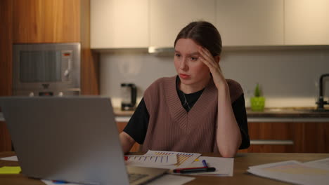 una mujer pensativa mira a un monitor de computadora mientras trabaja desde casa. crear para inventar. resolución de problemas y lluvia de ideas
