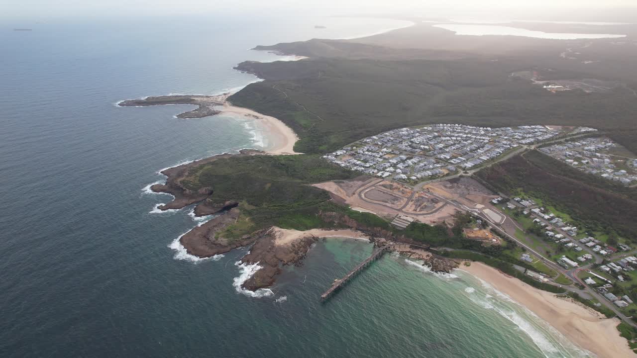 오스트레일리아의 nsw에 있는 캐서린 힐 베이 제티와 미들 캠프 비치와 함께 무니 비치의 파노라마 뷰 - 드론 촬영