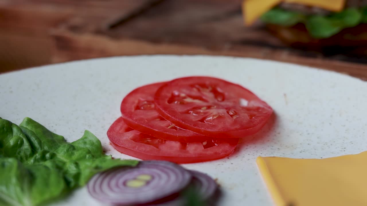 햄버거를 준비하고 있어요