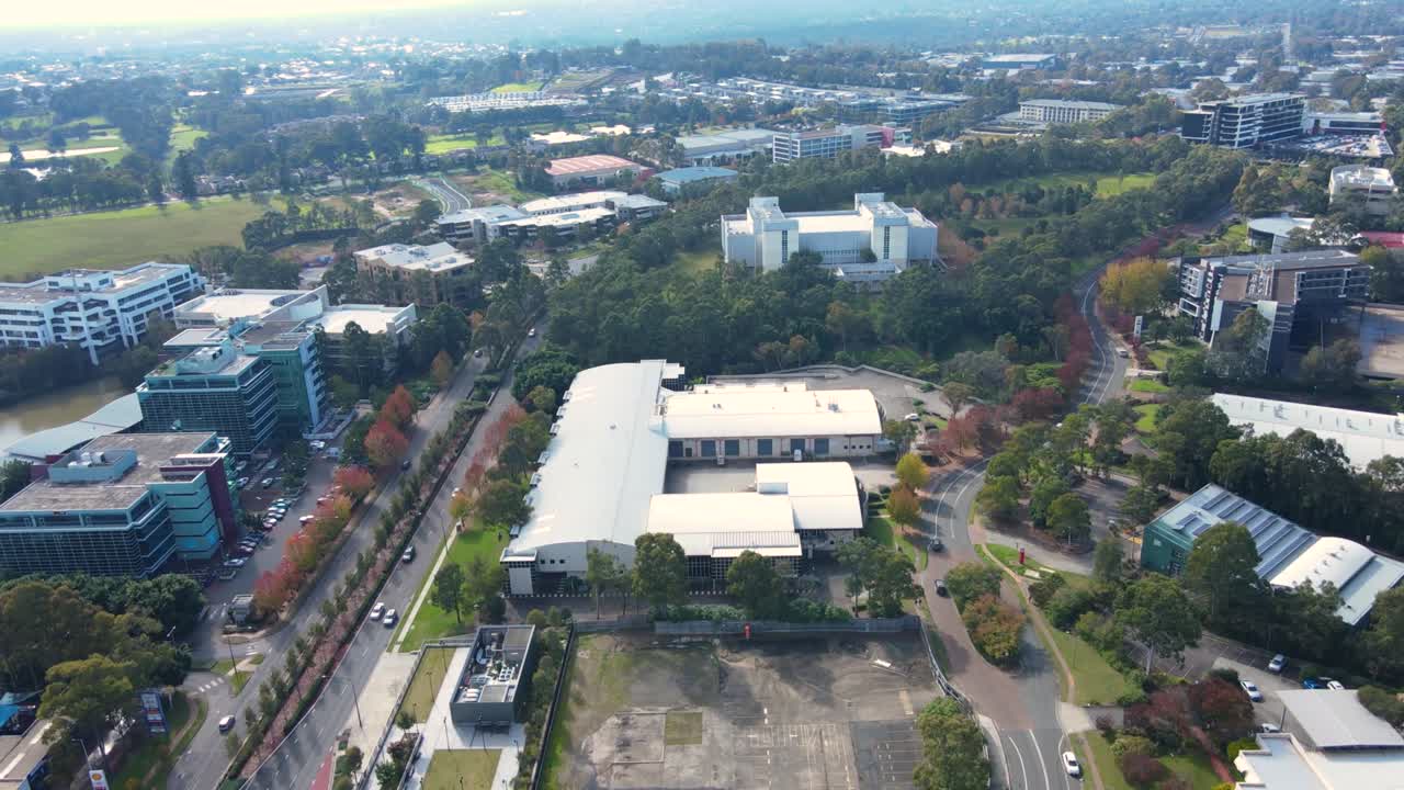 시드니 북서부의 힐스 샤이어 (hills shire) 에 있는 노르웨스트와 벨라 비스타 (bella vista) 교외의 드론 풍경