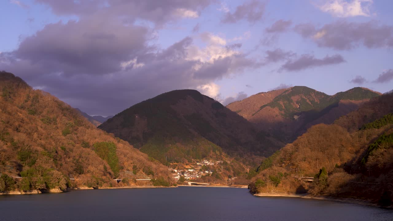 hermosa vista al lago y al pequeño pueblo en las montañas al atardecer