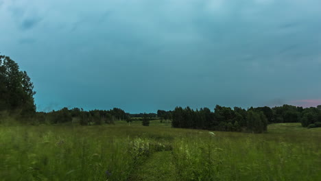 Zeitraffer-Von-Stürmischen-Grauen-Wolken,-Die-über-Wiesen-Rollen