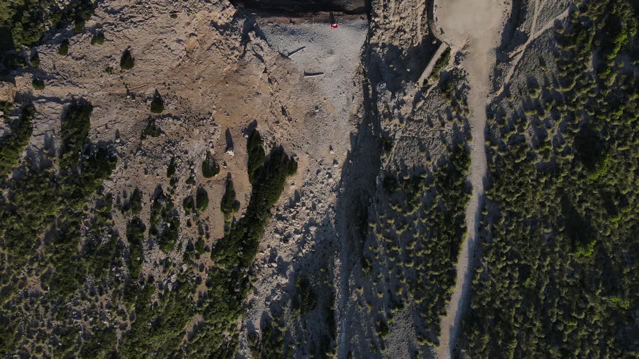 Experience the stunning coastal landscape of Cala Figuera, showcasing rocky cliffs and crystal-clear waters. Discover the natural beauty of Mallorca and its hidden gems.