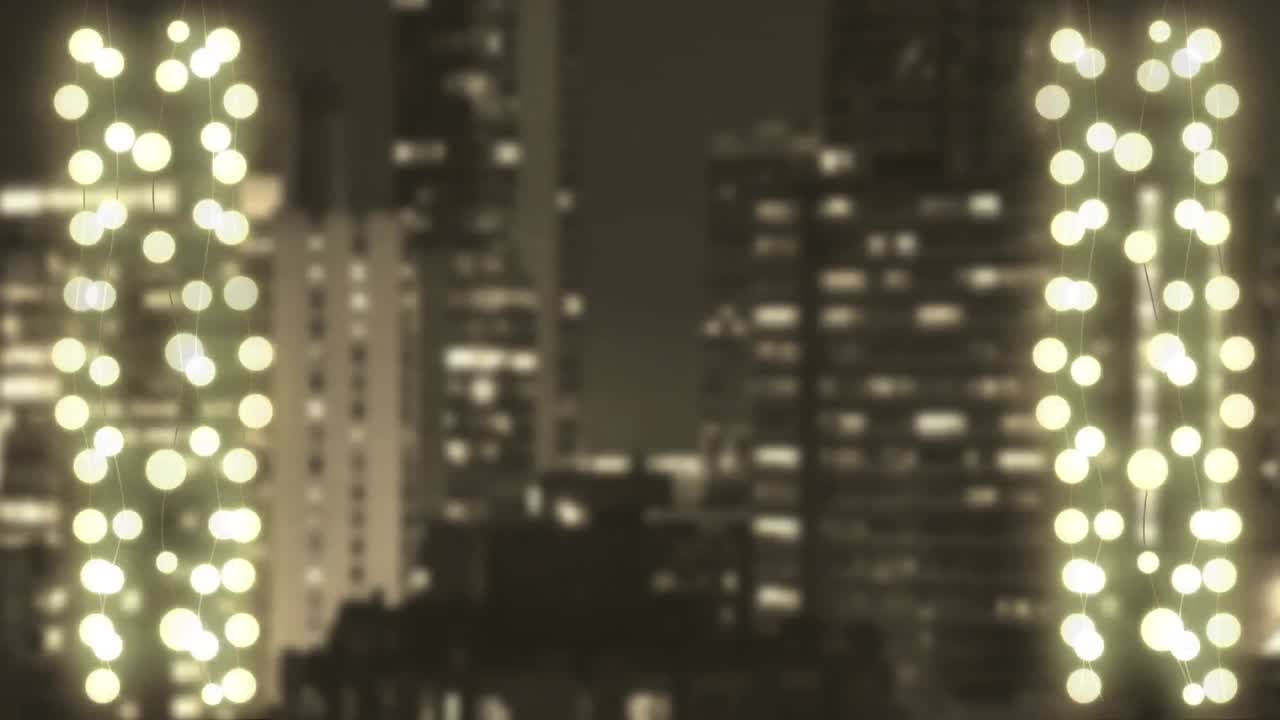 cuerdas brillantes de luces de hadas con paisaje urbano