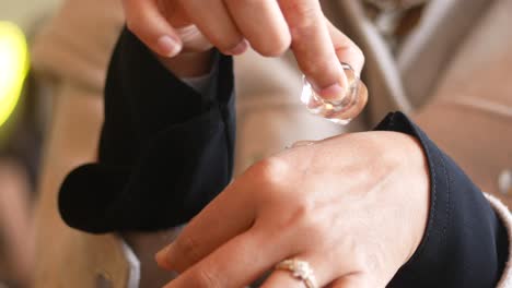 aplicar una compresa de hielo a la piel