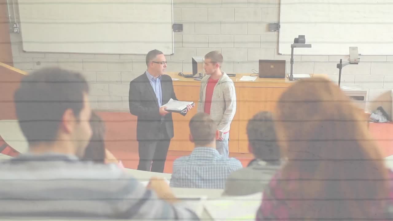 animación de los iconos de los artículos escolares sobre los estudiantes y el maestro en el aula