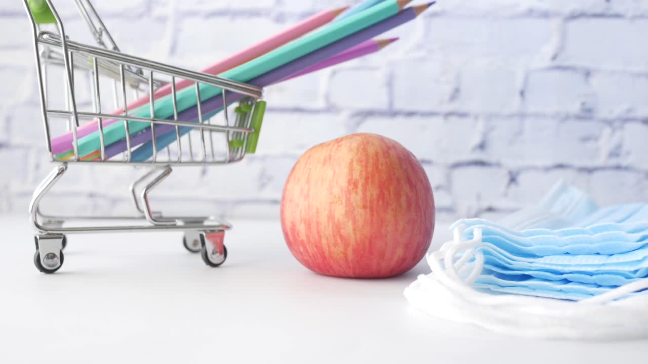 suministros escolares, frutas frescas y máscaras faciales