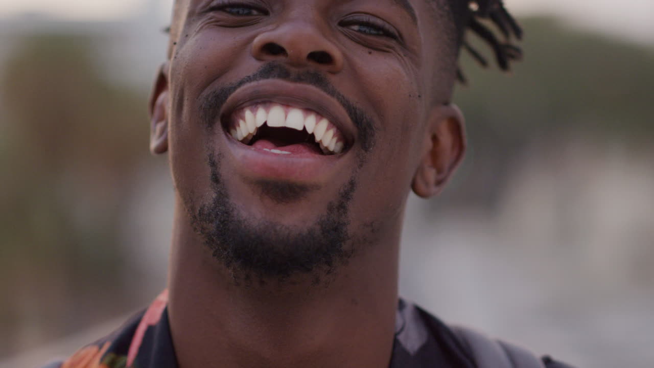 Portræt af glad afroamerikansk mand, der smiler