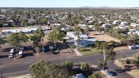 Vista-Aérea-De-Un-Barrio-De-Una-Ciudad-Regional-Australiana-De-Tamaño-Medio.