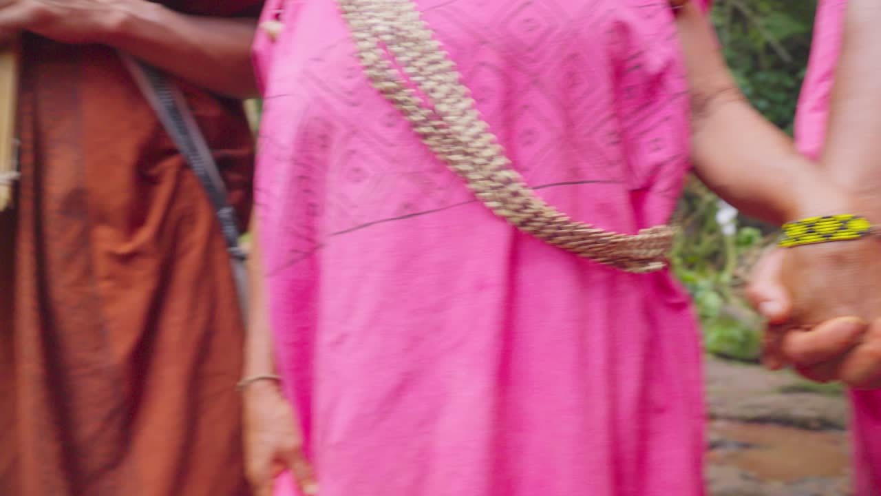 nativos peruanos tomados de la mano, ropa tradicional vibrante, unidad cultural, en oxapampa