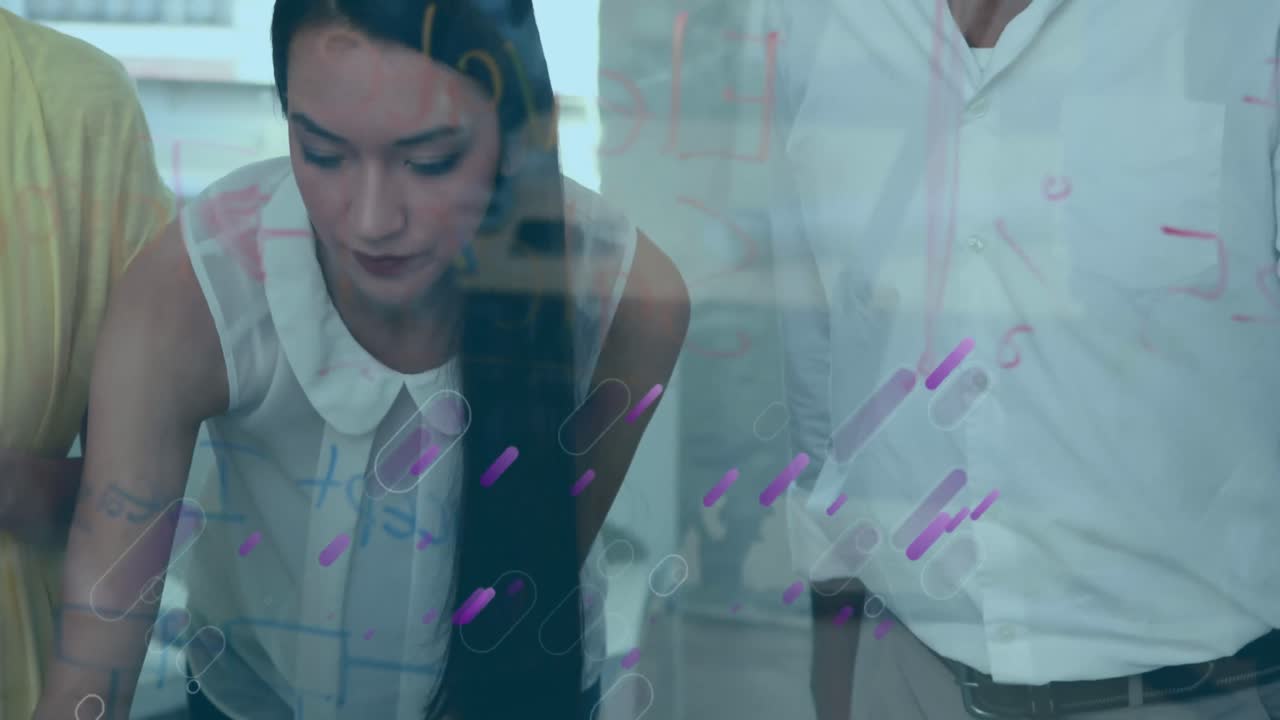 사무실에서 다양한 사업가들에 대한 모양의 애니메이션