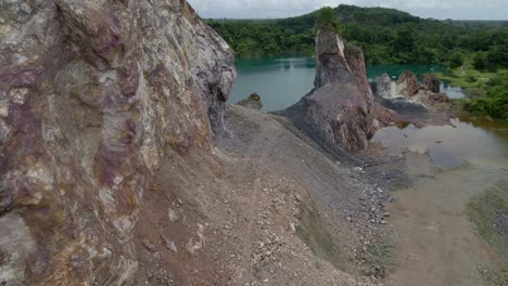 toma cercana en cantera de piedra con lago cristalino y vista a la montaña en tailandia