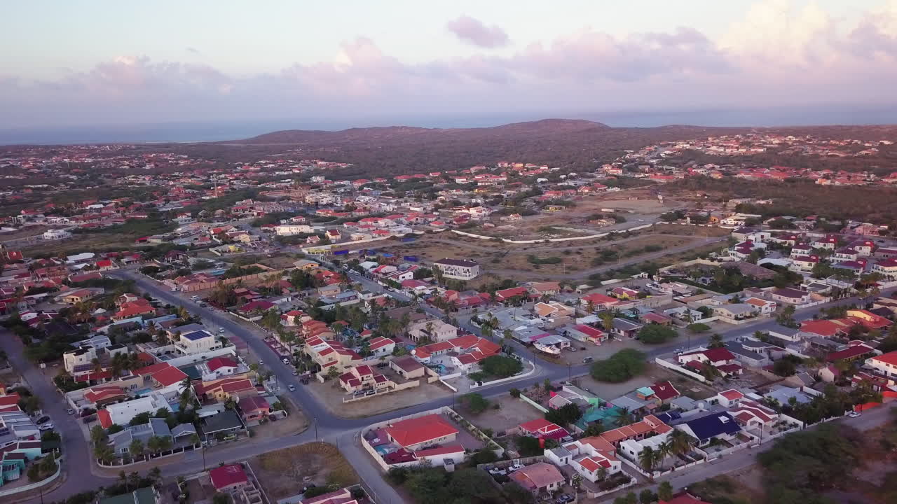 carreteras y casas en el extremo noreste de la isla de aruba