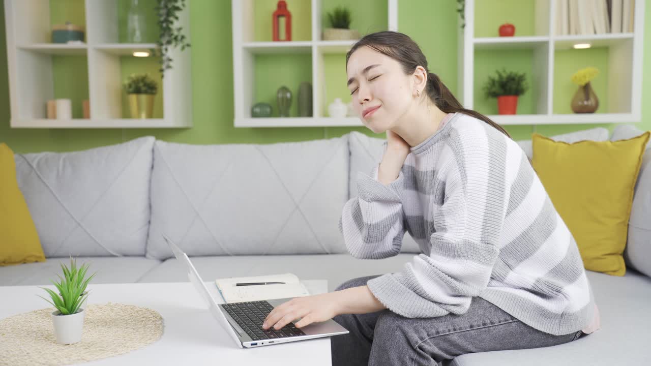 목에 통증이 있는 젊은 아시아 여성은 골다공증을 고 있습니다.