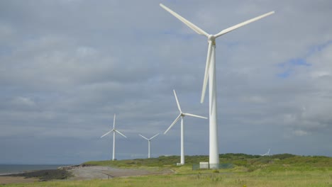 Rotierende-Windkraftanlagen-An-Bewölktem-Sommertag-Mit-Langsamer-Parallaxenschwenkung