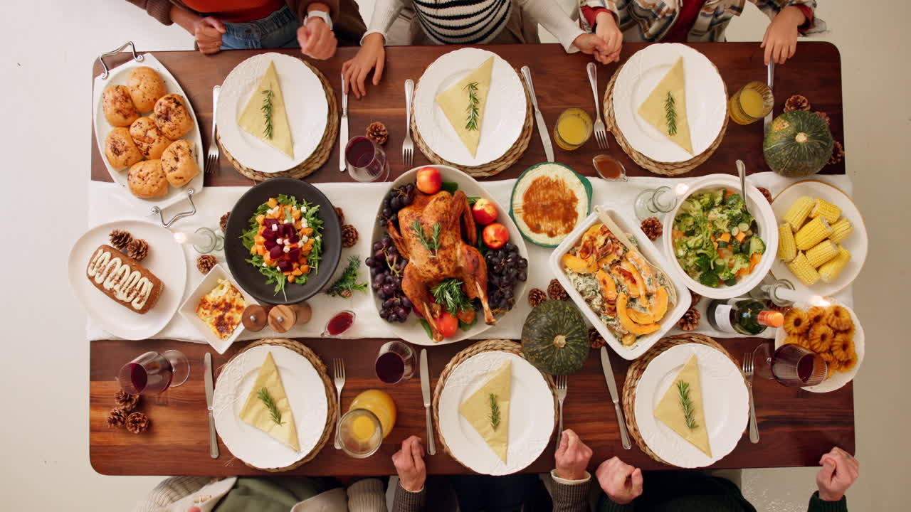 가족 들 이 감사 의 식탁 을 둘러싸고 모이는 것