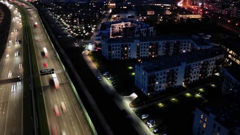 Hyperlapse--Oder-Dronelapse-Luftaufnahme-Der-Autobahn-Neben-Der-Stadt-Warschau,-Wilanow