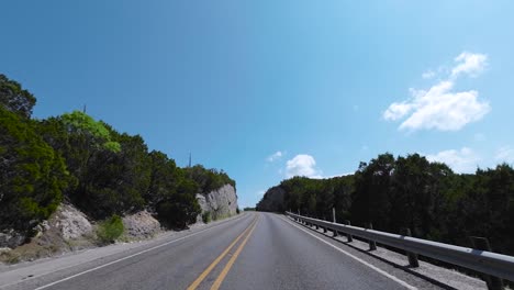 Imágenes-De-Vehículos-Cerca-Del-Lago-Medina-En-La-Hermosa-Región-Montañosa-De-Texas-Al-Noroeste-De-San-Antonio