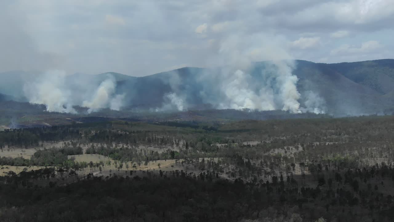 Avustralya'nın Queensland dağlarında yanan tepeler. Havadan drone ileri görüş açısı