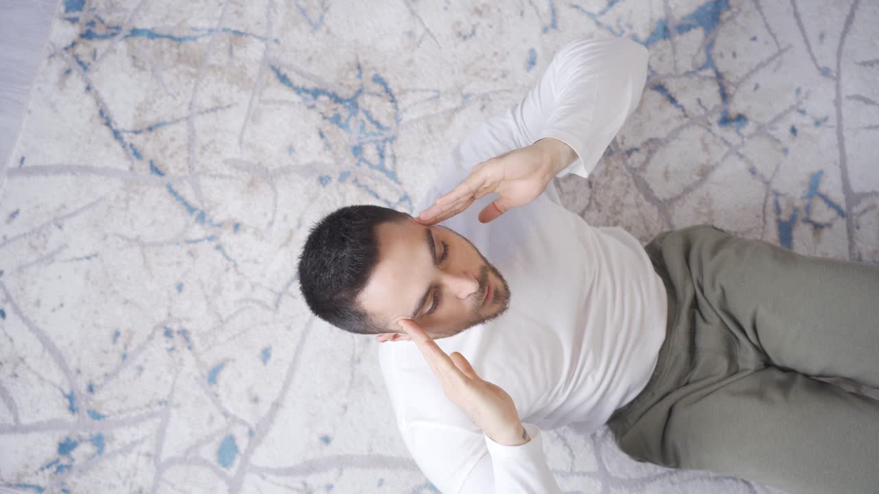 un joven atlético entrenando con abdominales en casa. abdominales y flexiones.