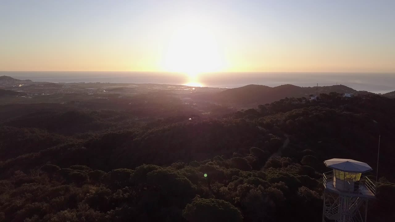 멋진 하얀 태양, 광선, 조명탄, 해가 질 때 바다 지평선의 광선, 전경에 있는 플라이바이 전망대, 공중 접근