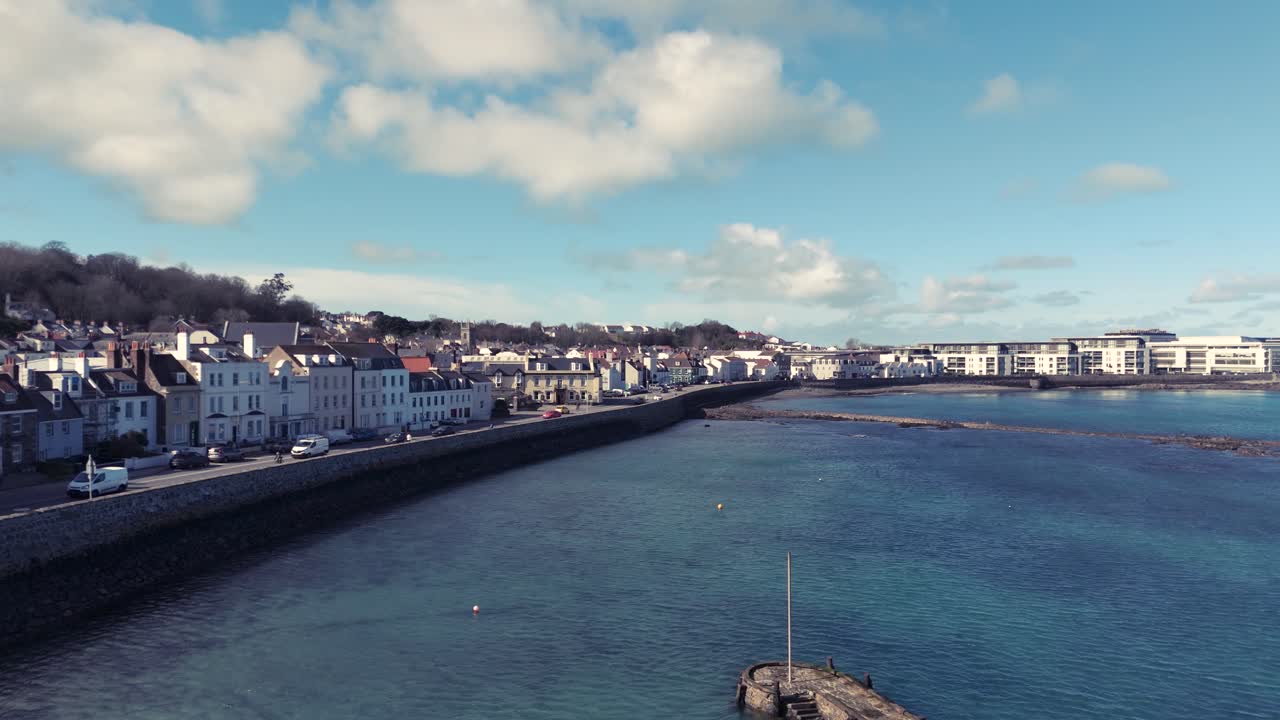 vuelo de guernsey a lo largo de la costa este frente al mar desde salarie corner hacia admiral park st. peter port desde el mar mirando hacia les banques