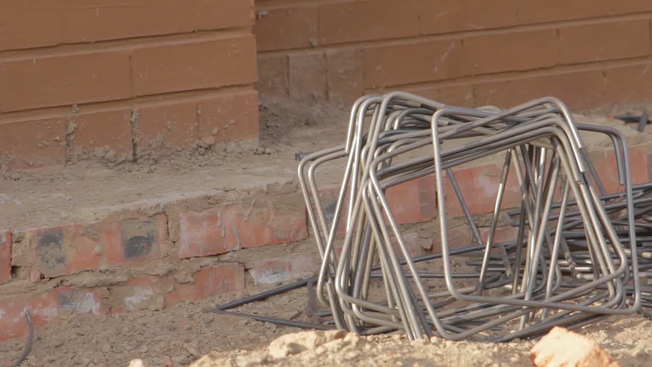 pan revelando marcos de acero en el piso de una nueva casa en construcción