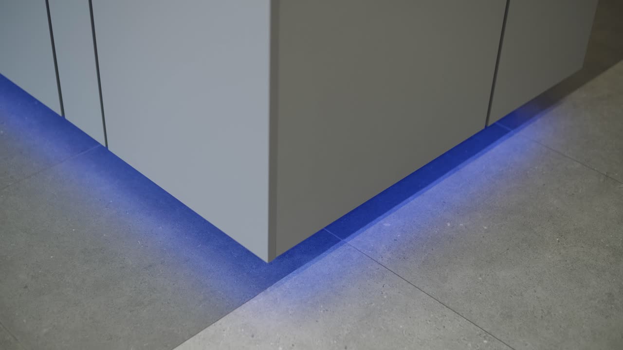 armario de cocina moderno con iluminación led azul