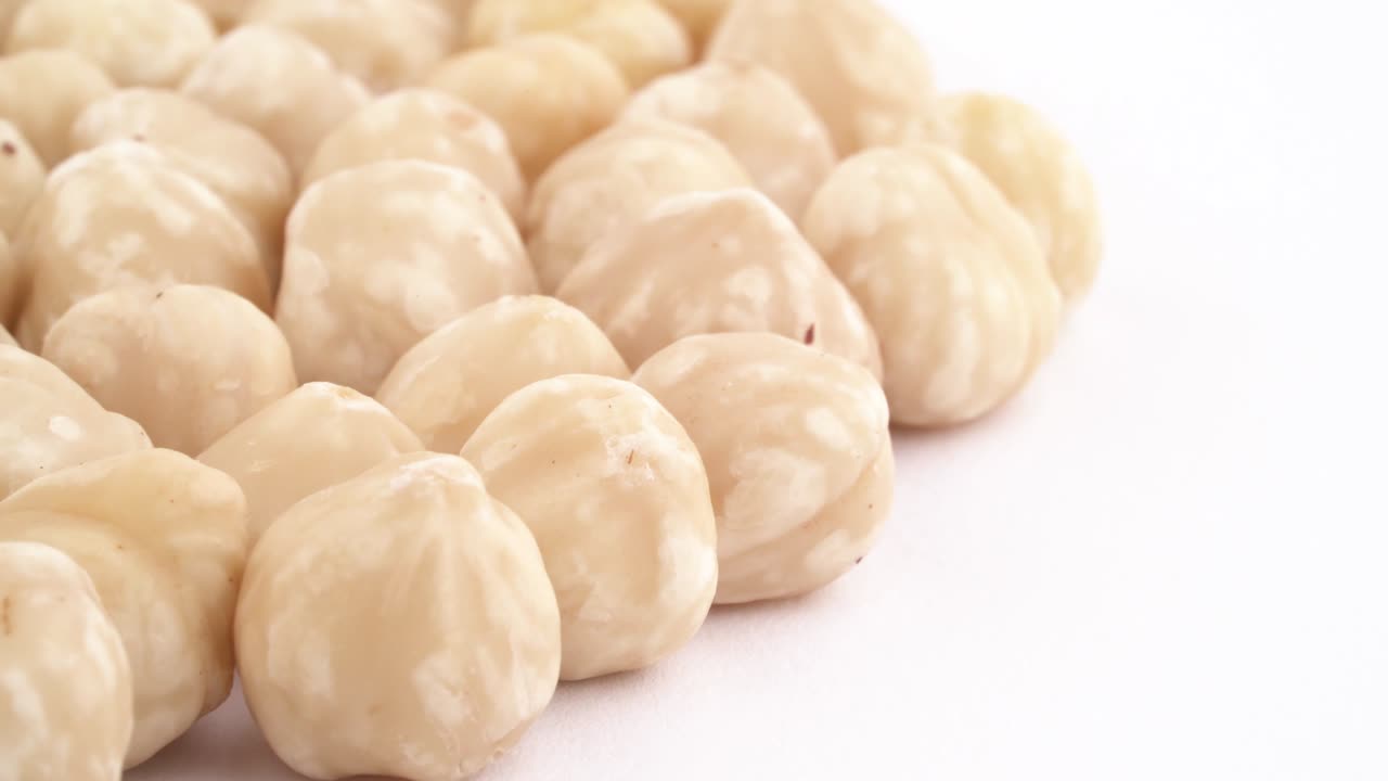 수직 반 프레임 원 모양의 블란치 된 헤이즐 어리, 회전 테이블에 회전, 색 배경에 고립, 클로즈업, 매크로.