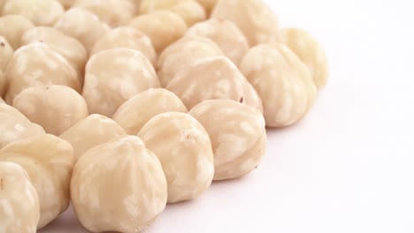 수직 반 프레임 원 모양의 블란치 된 헤이즐 어리, 회전 테이블에 회전, 색 배경에 고립, 클로즈업, 매크로.