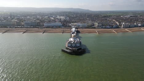 volando alrededor del muelle de eastbourne, frente al mar y la playa