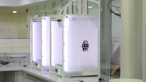 impresora 3d imprime piezas de plástico innovadoras