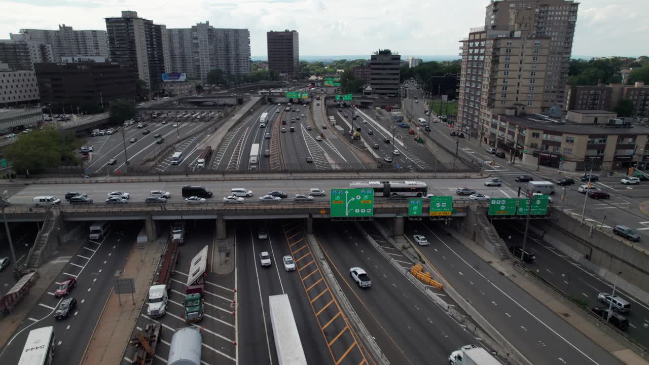 표지판, 고속도로, 트럭과 자동차, 4k 공중으로 복잡한 교통 패턴