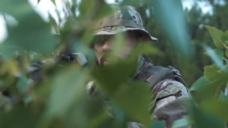 soldado en uniforme de camuflaje con rifle