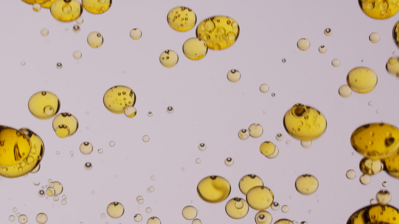 투명한 물에 있는 기름 거품