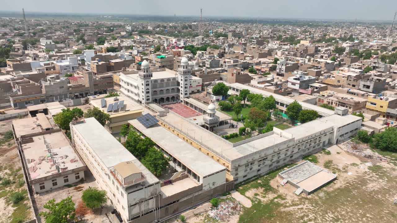vista aérea del campus de la universidad en sindh, pakistán