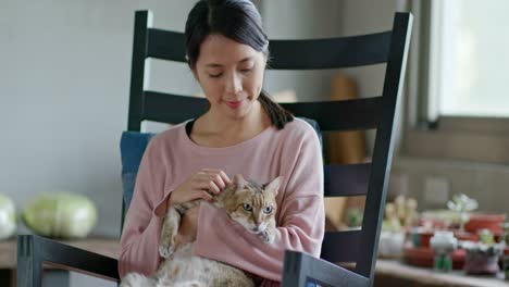 Mujer-Y-Gato-Atigrado-En-Casa