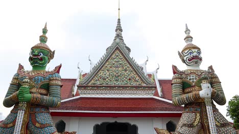 people entering wat arun, bangkok, thailand