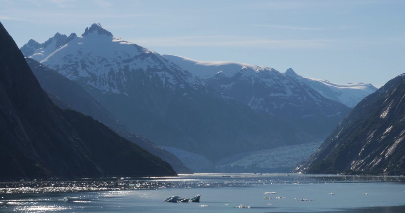 Veduta mattutina del ghiacciaio Dawes, un ghiacciaio di marea nel fiordo Endicott Arm, Alaska.