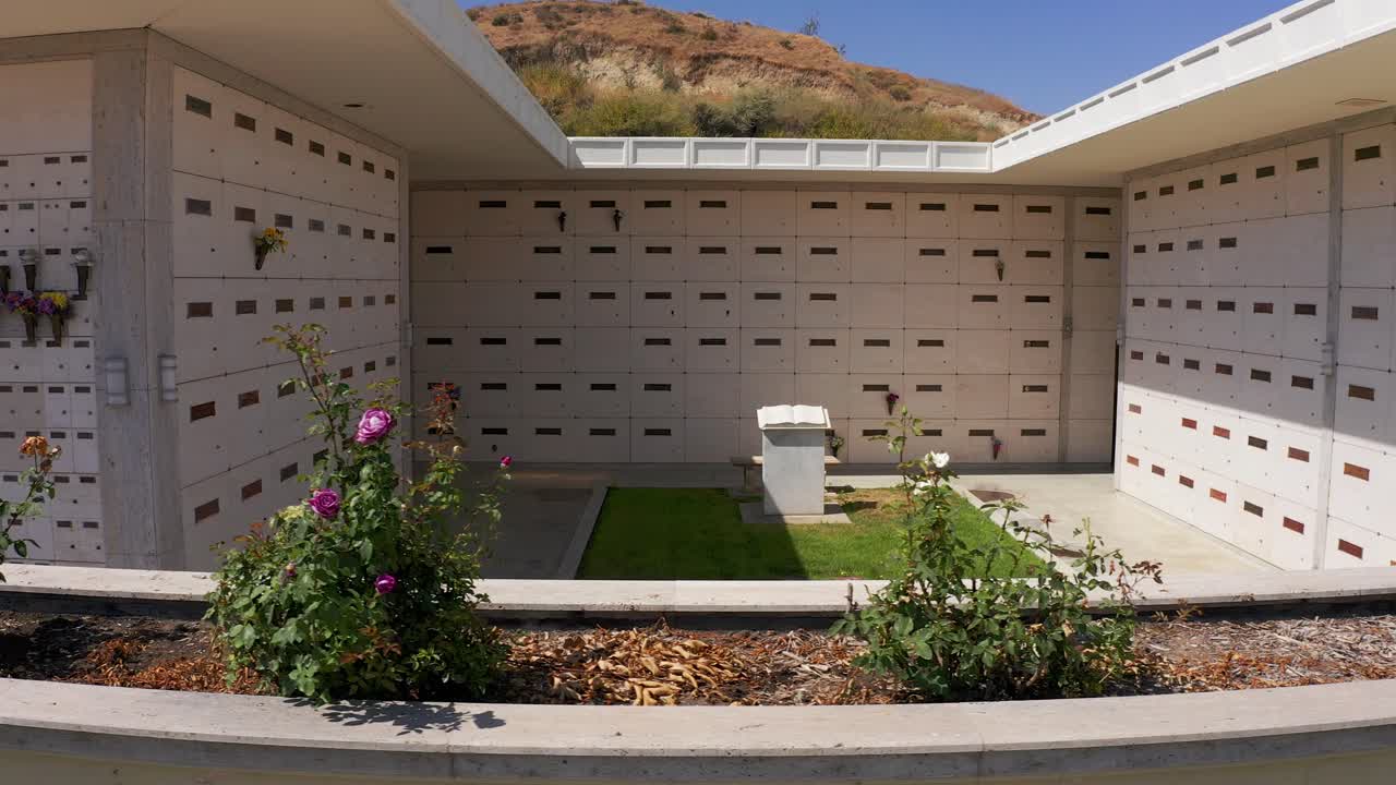 캘리포니아 의 장례식장 의 앞면 에 꽃 정원 이 있는 돌 묘지 의 공중 근접 리