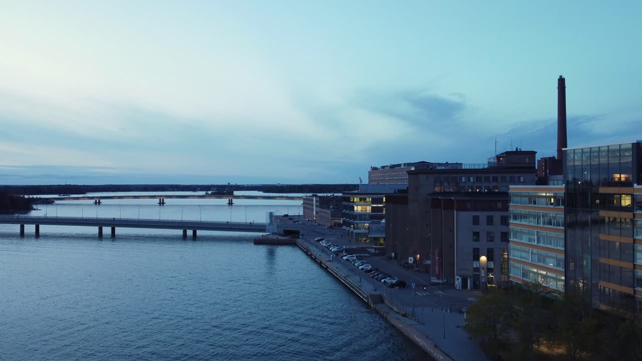la hora azul de helsinki se eleva sobre los puentes del puerto de la región de salmisaari