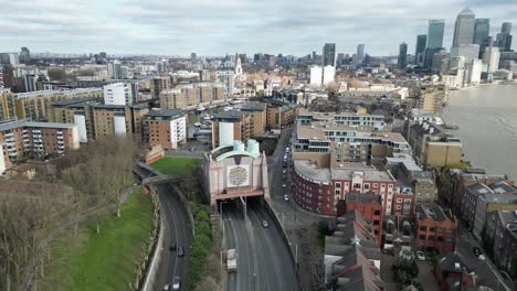 Eingang-Zum-Limehouse-Link-Tunnel-Im-Osten-Londons,-Vereinigtes-Königreich,-Zurückziehen,-Drohnen-Luftaufnahmen
