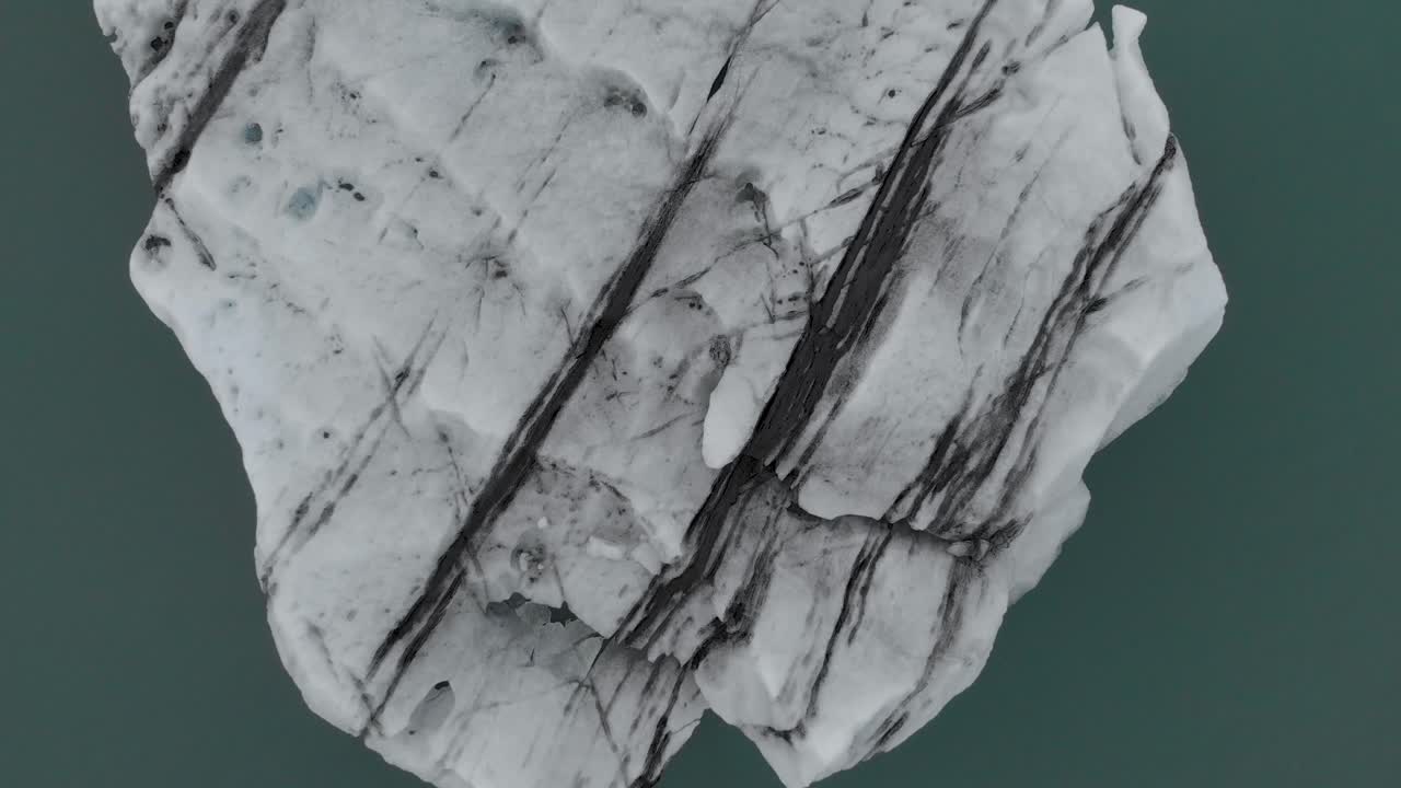 ascenso aéreo sobre un iceberg