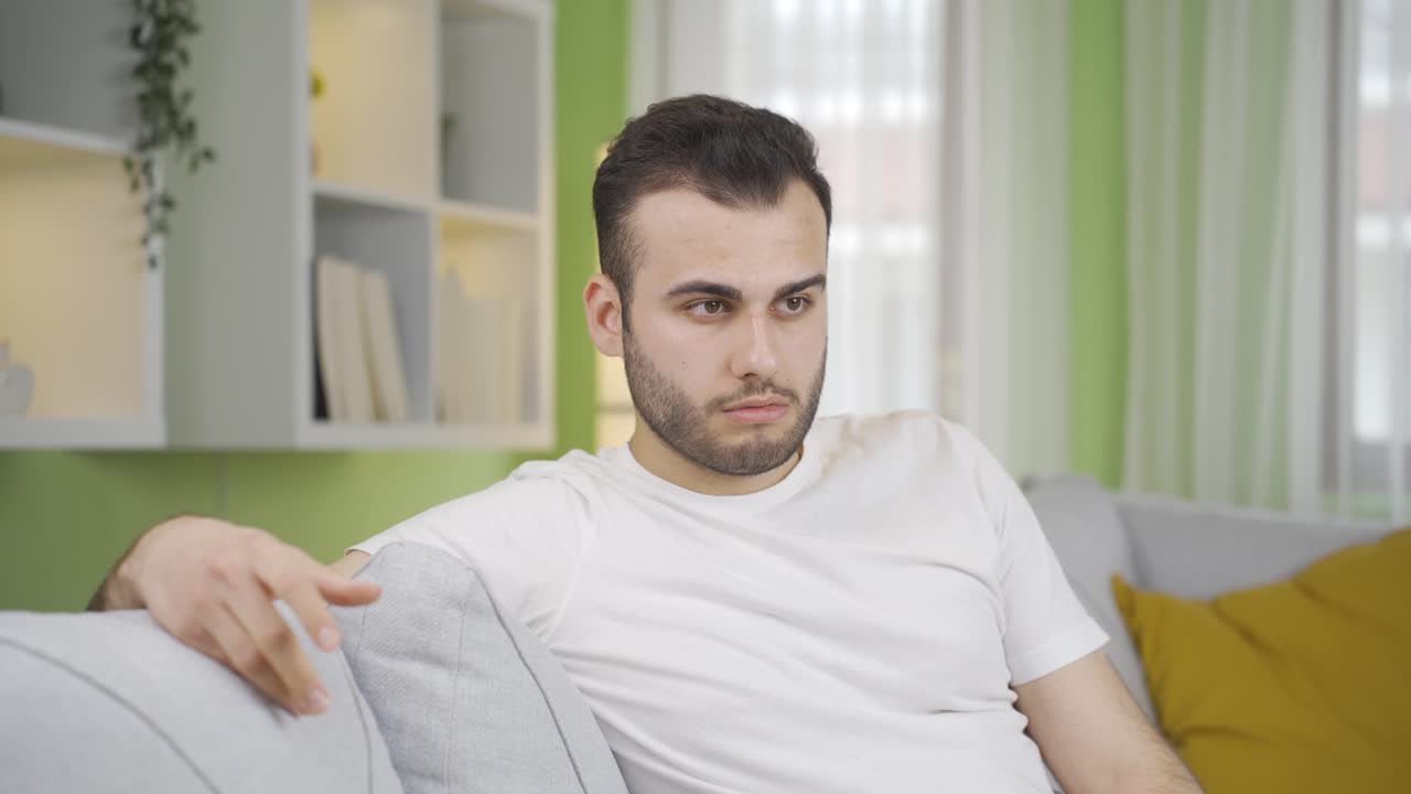 젊은이가 생각하고, 아이디어를 찾고 있다고 스스로 말했습니다.