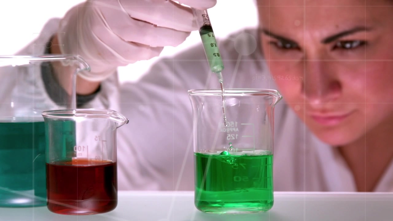 Animazione di elaborazione dati diversificata sovrapposta a una lavoratrice di laboratorio che versa un reagente in un bicchiere