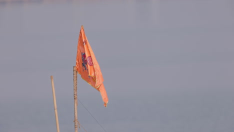 Flatternde-Orangefarbene-Hindu-Maratha-Reichsflagge-Gegen-Den-Blauen-Himmel-König-Chhatrapati-Shivaji